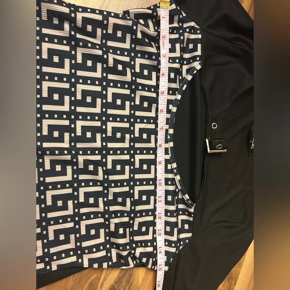 chic Black and White Geometric Women's Top - Picture 2 of 4